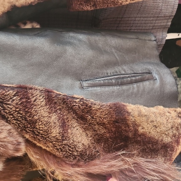 Jacket faux fur fur combo with leather like patching throughout - Picture 3 of 4